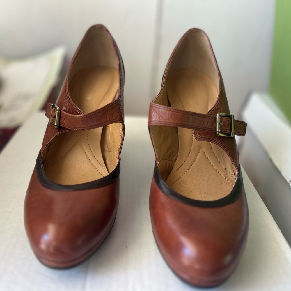 Women’s size 10 brown vintage style Mary Jane’s